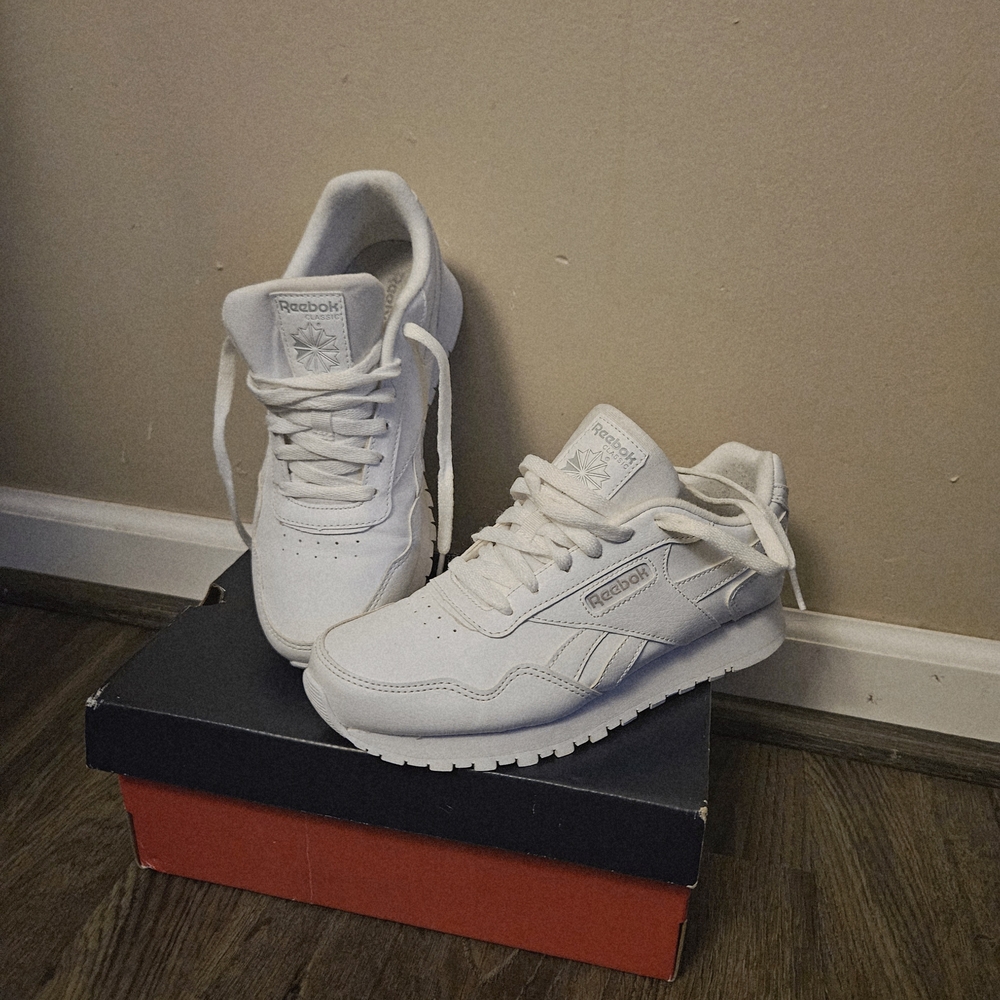 Reebok Womens 7.5 Classic White Leather Sneakers